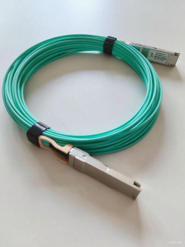 ผู้ผลิตชุดสายไฟนำเสนอชุดประกอบความเร็วสูง QSFP-40G พร้อมการออกแบบสายเคเบิลแบบกำหนดเองสำหรับศูนย์ข้อมูล โดดเด่นด้วยความสมบูรณ์ของสัญญาณการสูญเสียน้อยและการป้องกัน EMI